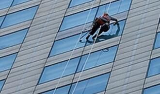 高空保潔的時(shí)候，如何刮去多余的水痕呢？